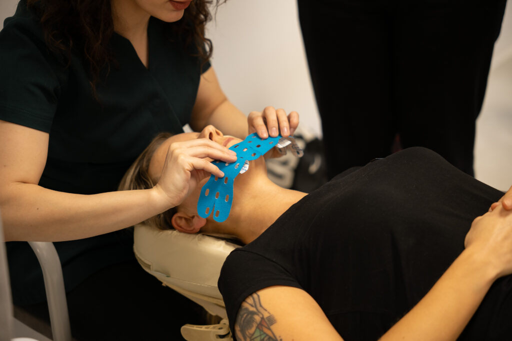 Taping twarzy taśmą punch